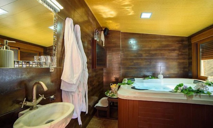 Laroya Cottage | Romantic Rural Cottage with JACUZZI Private for 2 people. C. UPSIDE DOWN