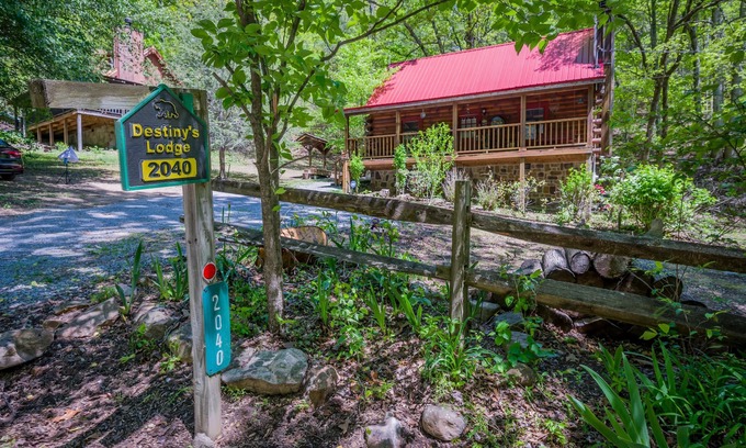 Gatlinburg - Pigeon Forge Cabin | Romantic Rustic Cabin! Close to Attractions!