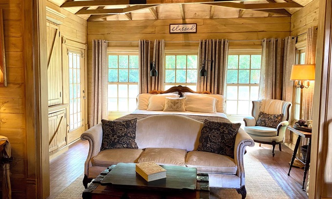 Carthage Cottage | Romantic Secret Cottage near downtown Carthage