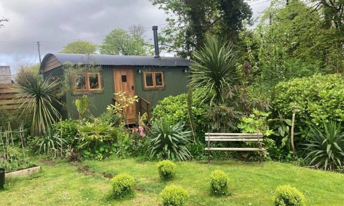 Camborne House | Romantic Shepherds hut not far From the Beach