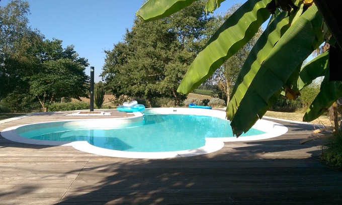 Saint-Sernin Cottage | Romantic Studio gite nestled in the vines and prune trees, own private garden