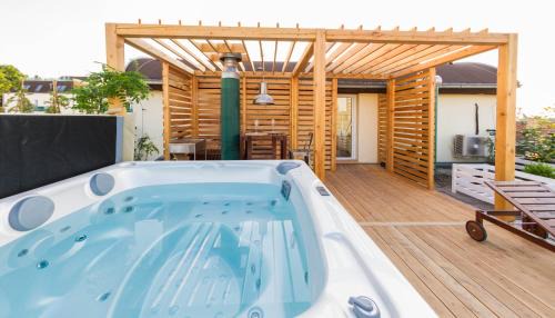 Zizkov Apartment | Romantic studio with jacuzzi