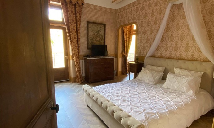 Saint-Barthelemy-de-Vals House | Romantic suite by Isoarde des Baux - Château de Rochetaillée