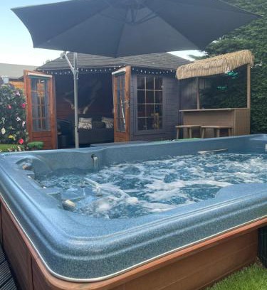 Eastleigh Apartment | Romantic Swiss Cabin Hideaway & Hot Tub Spa Pool