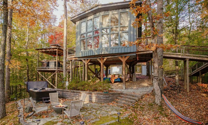 Baxter Cabin | Romantic Treehouse w/Sauna, Hot Tub & Pickleball!