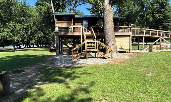 Logansport Cabin | Romantic Tree House for two!