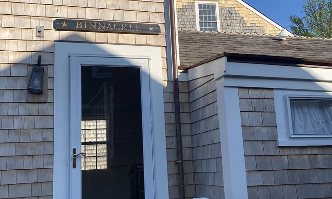 Nantucket Town House | Romantic, Two Blocks to Main Street and Water. Queen bedroom and Two Bathrooms.