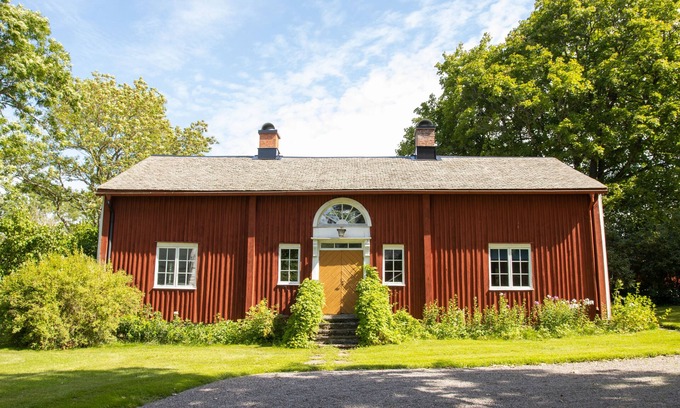 Saffle Municipality House | Romantic Villa in historic setting with a lake-side view