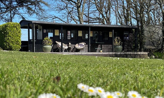 Cadgwith Cabin | Romantic Vintage Carriage in 2 acres!❤️Idyllic location, 5 min walk beach & pub!