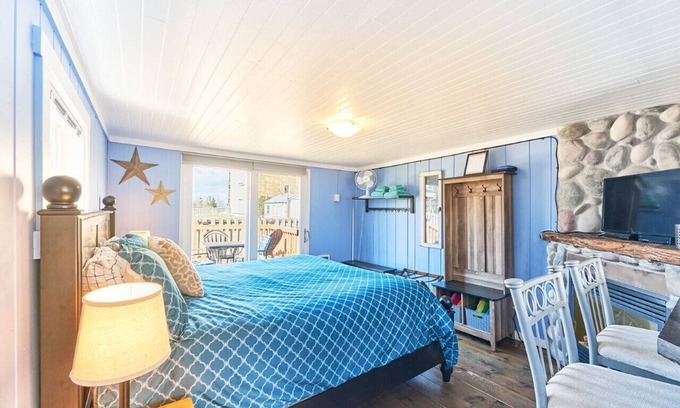 Long Beach House | Romantic, Walk to town and beach, Private (Beachside)