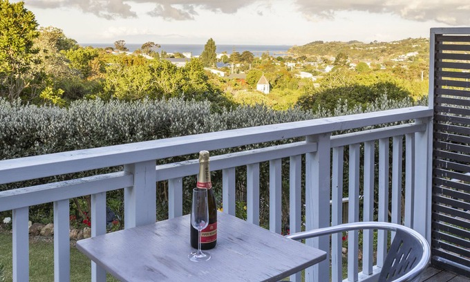 Oneroa Apartment | Romantic With Spectacular Views all the way to Coromandel