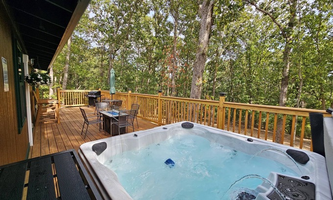Almo Cabin | Romantic Woodland Retreat w/Hot Tub, Fire Table