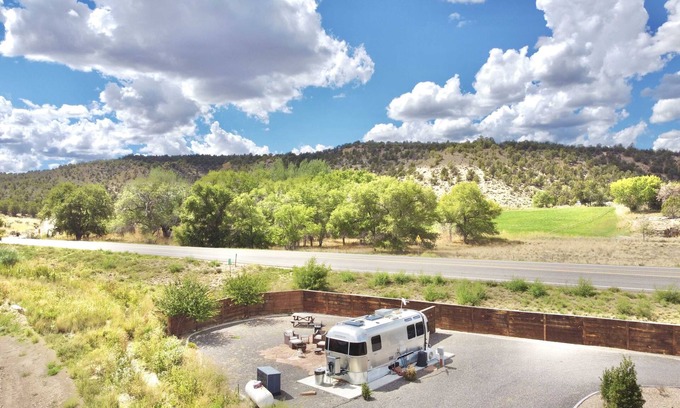 Orderville House | Romantic Zion Airstream #2 | Hot Tub & Stargazing