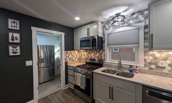 Mount Berry House | Rome's Luxury Bungalow King Beds Kitchen Laundry