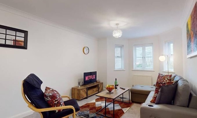 Heaton Apartment | Romford Retreat - Modern 2BR Apartment