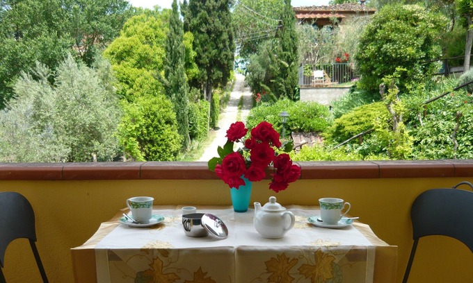 Poggibonsi Apartment | RONDINE: Peaceful farmhouse close to Tuscany 's treasures, 1mile from shops far
