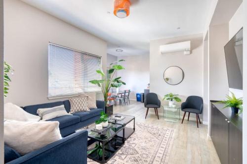 Belmont Apartment | Roof Deck & Food Pods- Hawthorne Penthouse Retreat