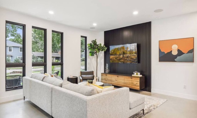 Linden Hills House | ROOF DECK! Near 2 Lakes & Linden Hills Eateries!