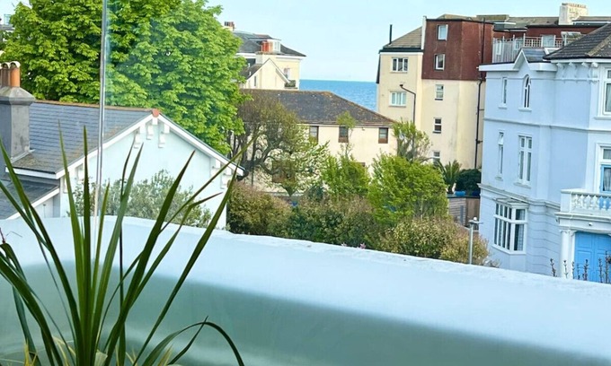 Southsea Apartment | Roof Terrace Beach at end of road, Private Parking