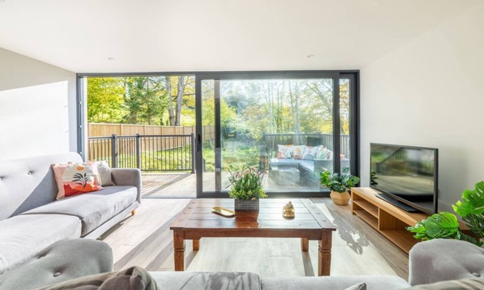 Redlynch House | ❤️Roof top Garden Sleeps 8 Spacious Retreat❤️