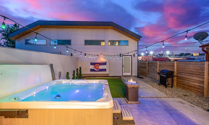 Overland House | Roof Top Patio, Hot Tub, & Minutes from Downtown!