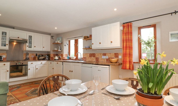 Hawes Cottage | ROOFSTONES COTTAGE, pet friendly, with a garden in Hawes