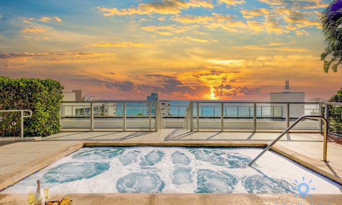 Hollywood Apartment | Rooftop Pool +Balcony|Hollywood Beach Boardwalk