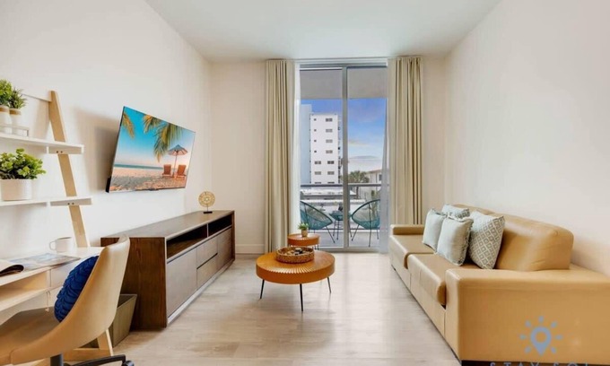 Hollywood Apartment | Rooftop Pool & Hot Tub + Gym|Hollywood Beach
