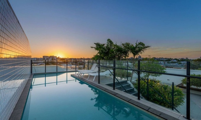 West End Apartment | Rooftop Pool & View! Stylish 2-Bed w/Ducted A/C