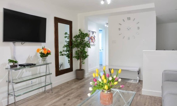 Plateau Mont Royal Apartment | ROOFTOP TERRACE - Mount Royal views- 4 bedrooms + 4 full bathrooms - Fast WiFi