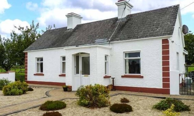 Ballinamore Bridge Cottage | ROOK HILL COTTAGE, pet friendly in Newbridge, County Galway