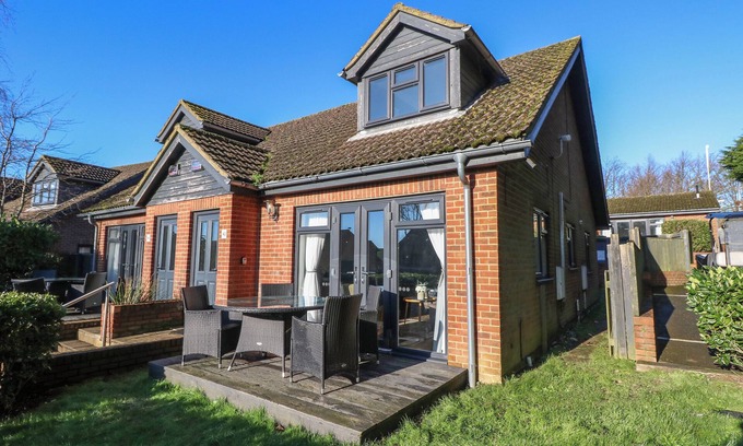 Rookley Cottage | ROOKLEY LAKE COTTAGE, pet friendly, with pool in Godshill