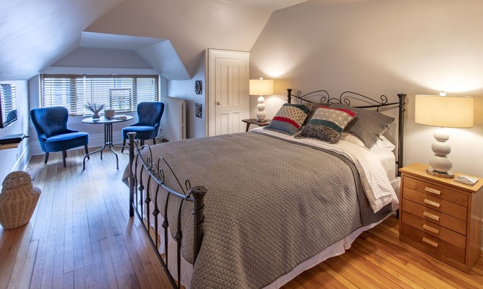 Montcalm House | Room 01 - Comfort in the heart of the Art District