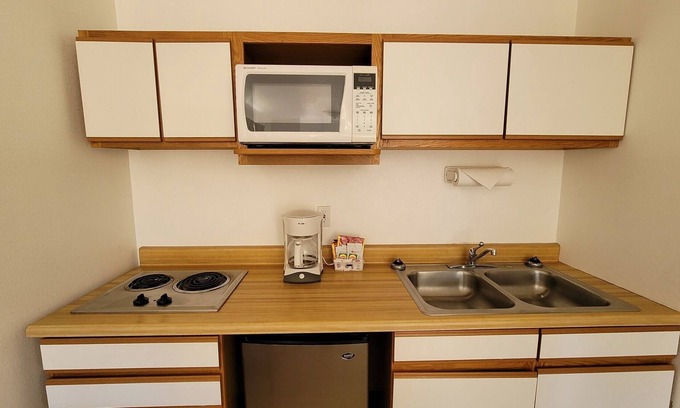 Kernville Cabin | Room 01 (Pet Friendly) Double Queen Studio Kitchenette