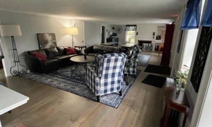 Francestown Apartment | Room 02 - Queen & Twin Room