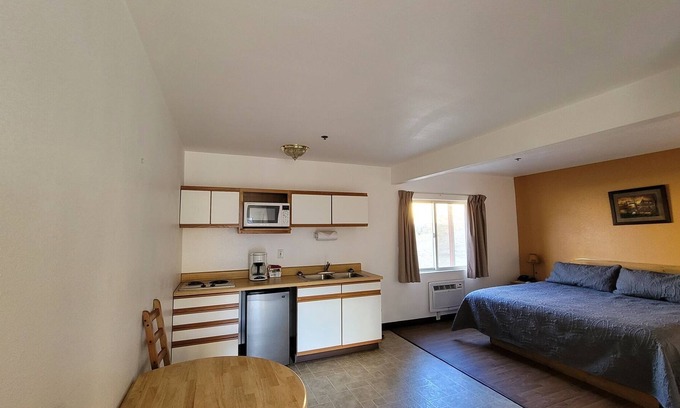 Kernville Cabin | Room 08 Comfort King Room with Kitchenette