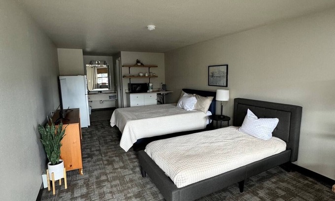 Anchor Point Hotel | Room 10 - Cozy hotel in welcoming Anchor Point