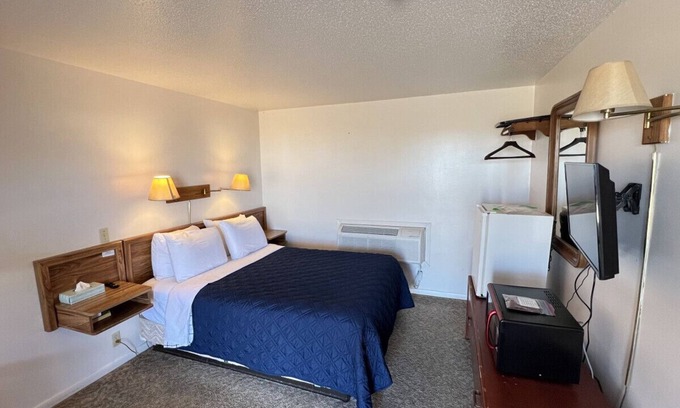 Downs Hotel | Room 102 - Standard Queen - Sleeps 2 - West Lake Grandvue Inn