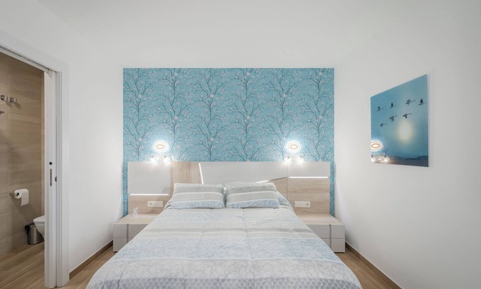 Castrojeriz Apartment | Room '105 Matrimonio Blue' with Shared Garden, Wi-Fi and Air Conditioning