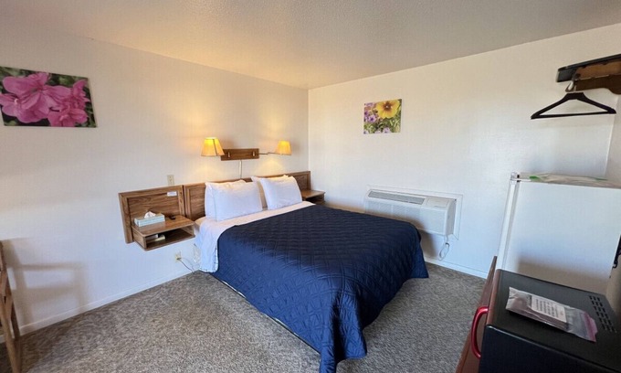 Downs Hotel | Room 107 - Standard Queen - Sleeps 2 - West Lake Grandvue Inn