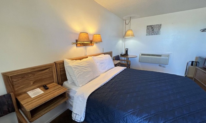 Downs Hotel | Room 108 - Standard Queen - Sleeps 2 - West Lake Grandvue Inn