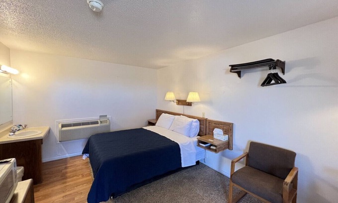 Downs Hotel | Room 109 - Standard Queen - Sleeps 2 - West Lake Grandvue Inn