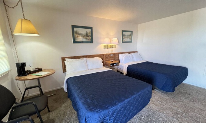 Downs Hotel | Room 113 - Double Full - Sleeps 4 - West Lake Grandvue Inn