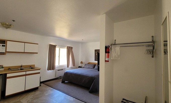 Kernville Cabin | Room 16 Comfort King Room with Kitchenette