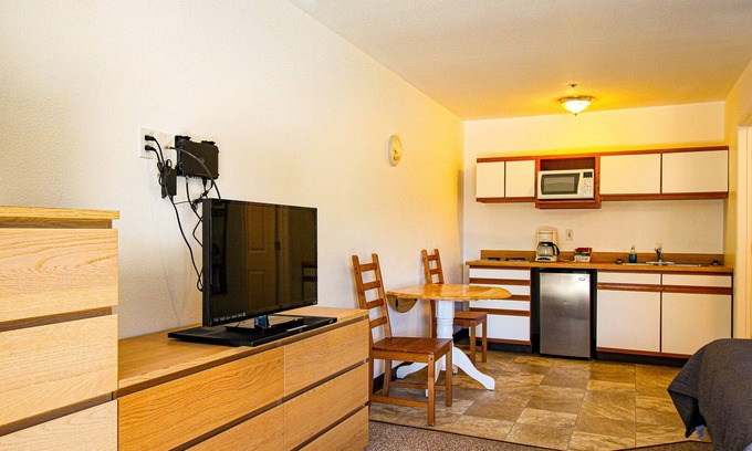 Kernville Cabin | Room 18 Double Queen Studio with Kitchenette