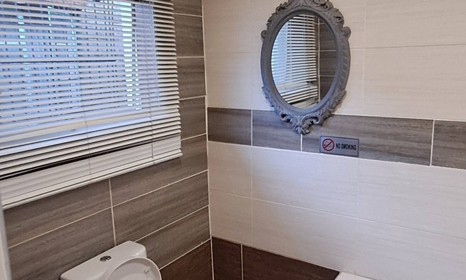Maseru Bed & Breakfast | Room 2 - with Bathtub