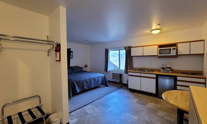 Kernville Cabin | Room 21 Comfort King Room with Kitchenette