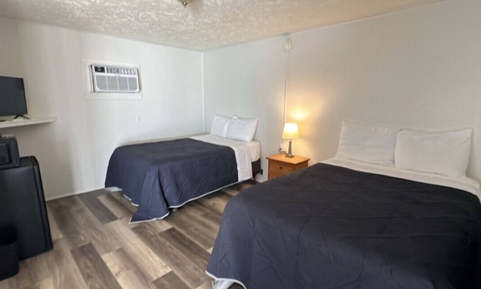 Harper Hotel | Room 22 - Standard Queen - Sleeps 4 - Harper Motel