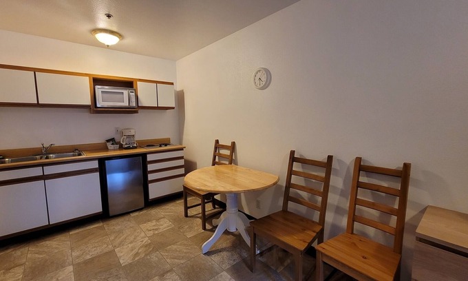 Kernville Cabin | Room 23 Double Queen Studio with Kitchenette