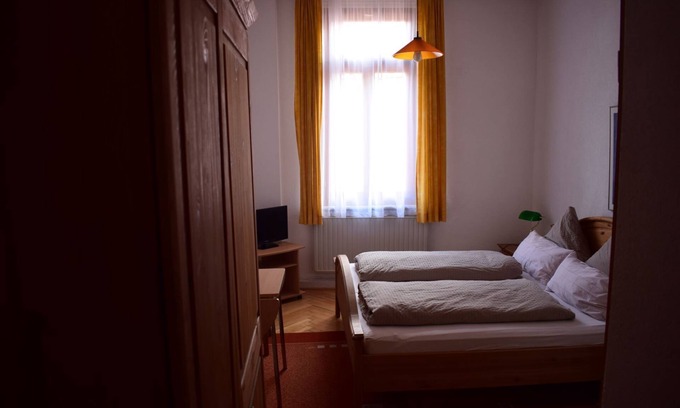Munderkingen Apartment | Room 23 with shower and toilet